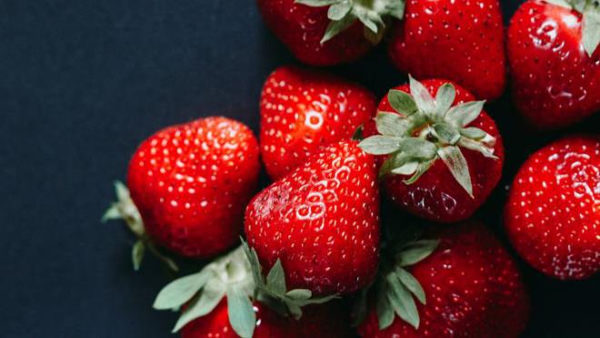 Τρώγοντας φρούτα υγιή φράουλες απώλειας βάρους υγιεινά νόστιμα αλλά προκαλούν φούσκωμα