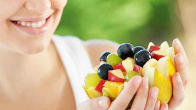 Φάτε φρούτα υγιεινά χάστε βάρος Καλύτερα να φάτε φλούδα φρούτων το πρωί Chιλοκομμένα μήλα, βατόμουρα, σταφύλια