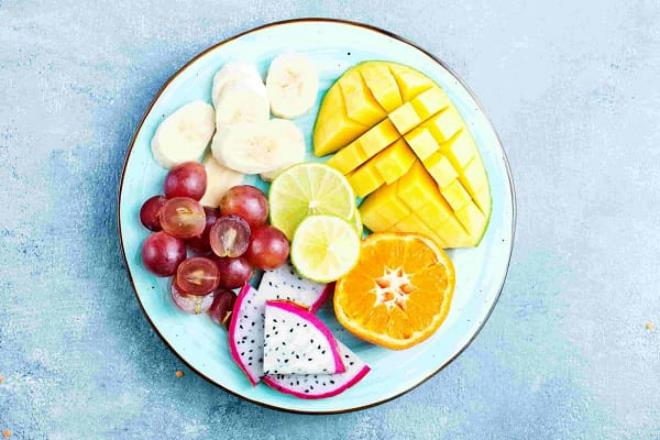 Φάτε υγιεινά φρούτα χάστε βάρος το βράδυ αποφύγετε τα φρούτα σε ένα πιάτο ανανά πορτοκάλια μπανάνα κομμένα σταφύλια
