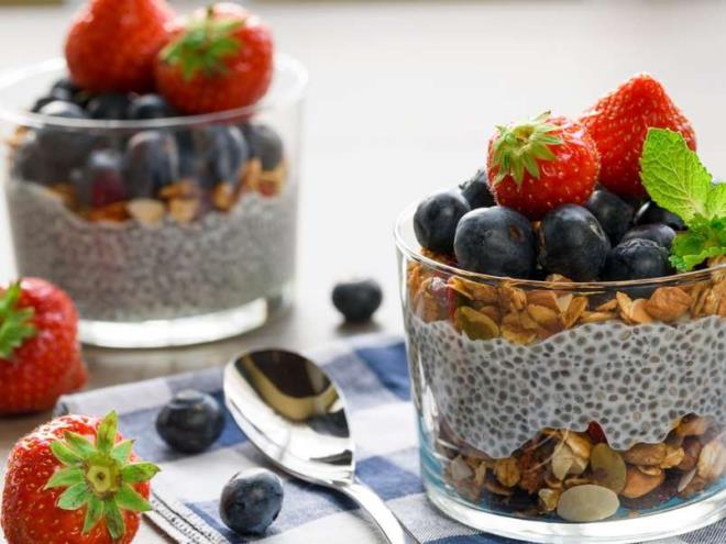 Τρώτε φρούτα υγιή απώλεια βάρους υγιεινό πρωινό φρούτα βρώμης σπόροι chia σε ποτήρι