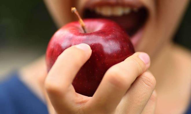 Φάτε υγιεινά φρούτα χάστε βάρος Τρώτε ένα μήλο κάθε μέρα και μείνετε υγιείς