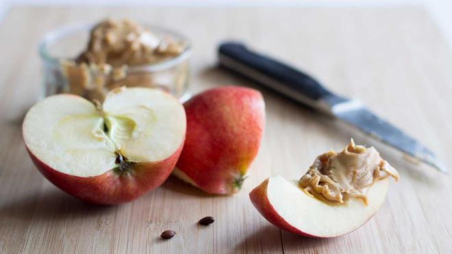 Τρώγοντας φρούτα υγιεινή απώλεια βάρους Τα κόκκινα μήλα κόβουν την υγιεινή γεύση και μπορούν να προκαλέσουν καούρα