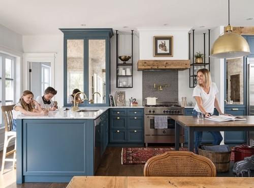 Ανοιχτή κουζίνα-σαλόνι μπλε και άσπρο μια χαλαρή ατμόσφαιρα πολύ ελκυστική εσωτερική διακόσμηση