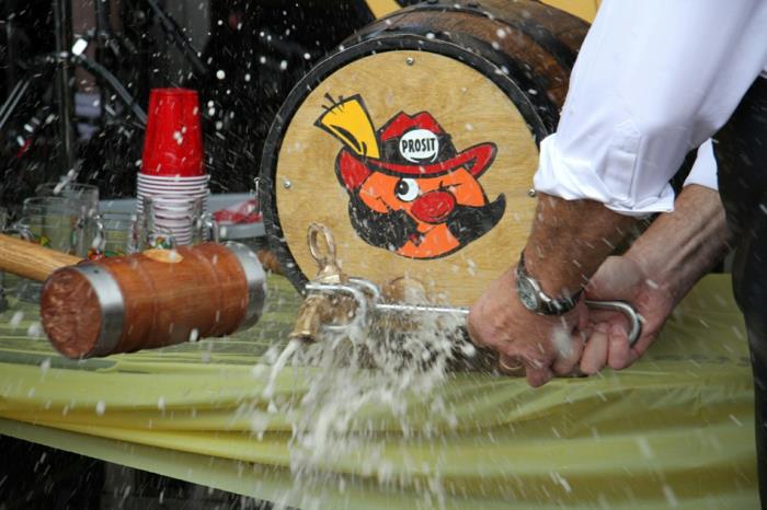 Oktoberfest Μόναχο χτυπώντας μπύρα