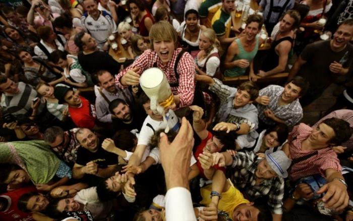 Oktoberfest Μόναχο η πρώτη μπύρα