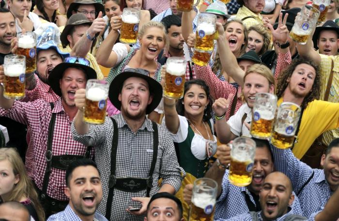 Το Oktoberfest Μόναχο ζητωκραυγάζει
