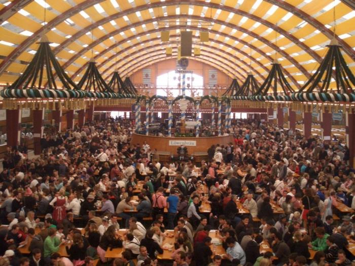 Oktoberfest Μόναχο μεγάλη φεστιβάλ σκηνή