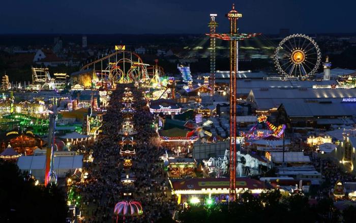 Oktoberfest Μόναχο τη νύχτα