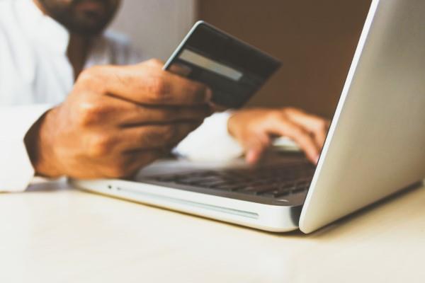 Online μέθοδοι πληρωμής με μια ματιά - πλεονεκτήματα και μειονεκτήματα που πρέπει σίγουρα να γνωρίζετε Πληρώστε online χρεωστική κάρτα πιστωτικής κάρτας