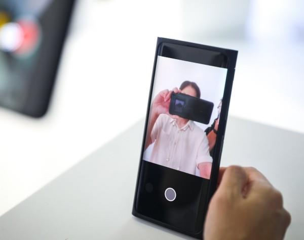 Η Oppo παρουσιάζει την πρώτη selfie κάμερα στον κόσμο εντελώς αόρατη κάτω από την οθόνη