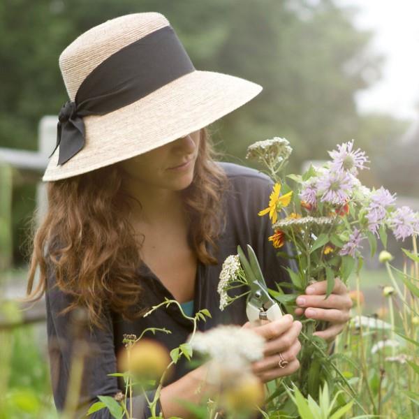Πρωτότυπες και πρακτικές ιδέες δώρων για ιδιοκτήτες κήπων σε ανοιξιάτικο καπέλο ήλιου κομψό