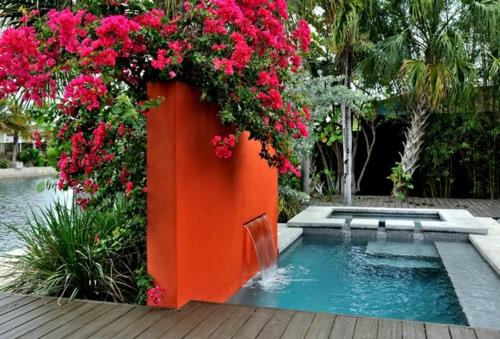 Πρωτότυπη οθόνη ιδιωτικότητας στον κήπο τοπίο πισίνα πορτοκαλί τοίχο μοντέρνο