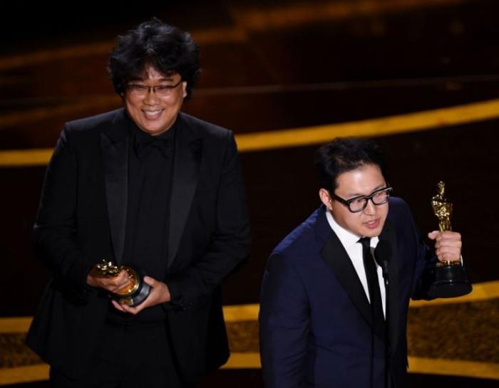 Ο σεναριογράφος της Νότιας Κορέας συγγραφέας, Μπονγκ Τζουν-χο, σεναριογράφος Χαν Τζιν-κέρδισε τα Όσκαρ 2020