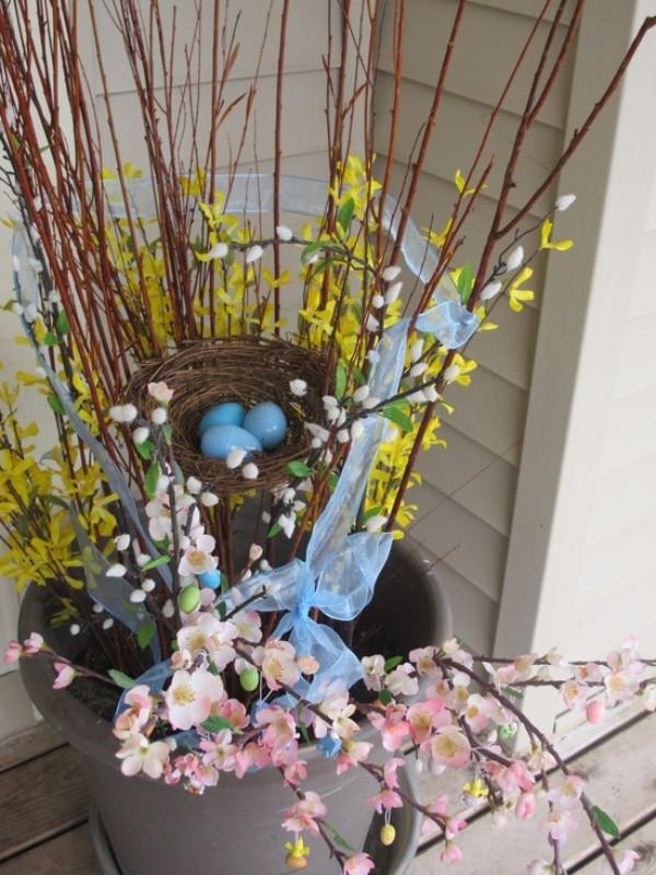 Πασχαλινή διακόσμηση έξω Κάδος με ανθισμένα κλαδιά Φωλιά με μπλε χρωματισμένα αυγά