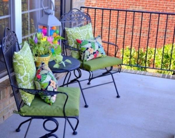 Πασχαλινή διακόσμηση έξω από τη βεράντα διακοσμούν πολύχρωμα μαξιλάρια καθισμάτων φανάρι