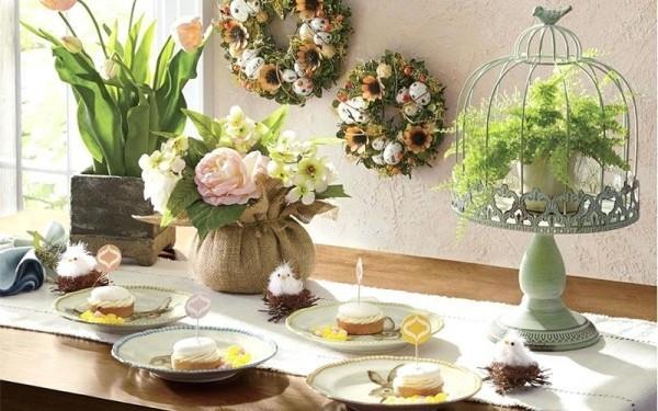Πασχαλινή διακόσμηση έξω από γιορτινά διακοσμημένο τραπέζι για πίνοντας λουλούδια καφέ δύο στεφάνια