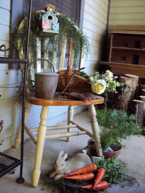 Πασχαλινή διακόσμηση έξω σε ρουστίκ στιλ παλιά πράγματα ξύλινο τραπέζι ποτίσματος μπορεί λαγουδάκι πράσινο φυτό