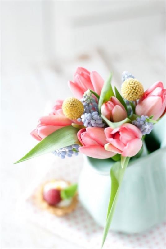 Πασχαλινές διακοσμήσεις σε παστέλ χρώματα Λουλούδια σε λεπτές αποχρώσεις σε βάζα φέρνουν μια χαρούμενη νότα στο πασχαλινό τραπέζι