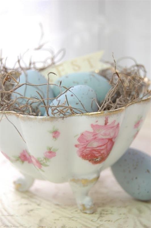 Πασχαλινές διακοσμήσεις σε παστέλ χρώματα Παστέλ αυγά τακτοποιημένα σε ένα vintage μπολ με λουλουδάτο σχέδιο