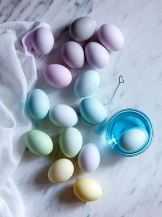 Πασχαλινή διακόσμηση σε παστέλ χρώματα Αυγά σε παστέλ, διάφορες απαλές αποχρώσεις της κλίσης του χρώματος