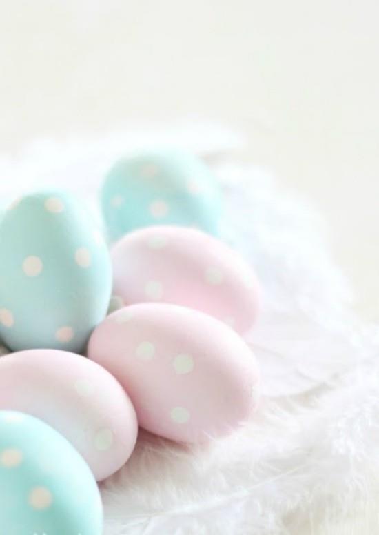 Πασχαλινές διακοσμήσεις σε παστέλ χρώματα Πασχαλινά αυγά σε γαλάζιο και ροζ με λευκές κουκίδες σε απαλό φόντο