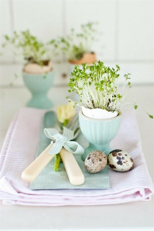 Πασχαλινή διακόσμηση σε παστέλ χρώματα δύο πασχαλινά αυγά δοχείο με λουλούδια σε μπλε ουρανό φυτεμένα με πράσινα βότανα και γρασίδι