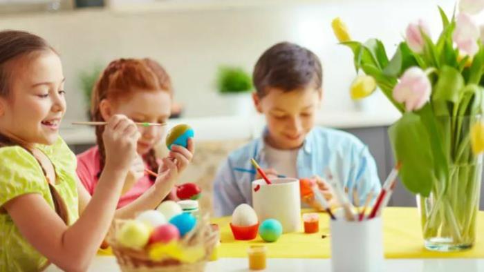 Πασχαλινά αυγά ζωγραφίζουν ιδέες φιλικές προς τα παιδιά καλλιτεχνικά