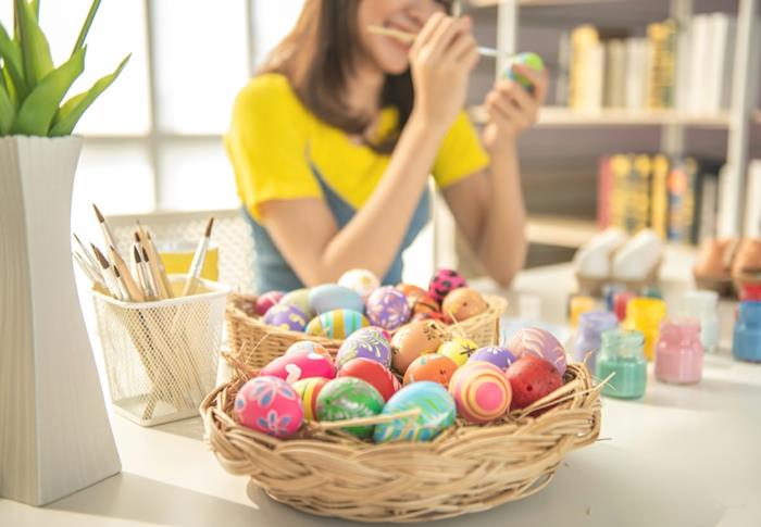 Πασχαλινές ιδέες ζωγραφικής αυγών φιλικές προς τα παιδιά φωτεινά χρώματα