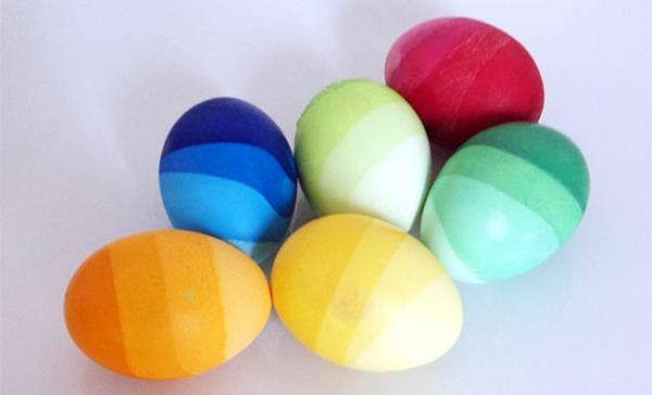Πασχαλινή ζωγραφική αυγών πολύχρωμα χρώματα νερό χλωμό
