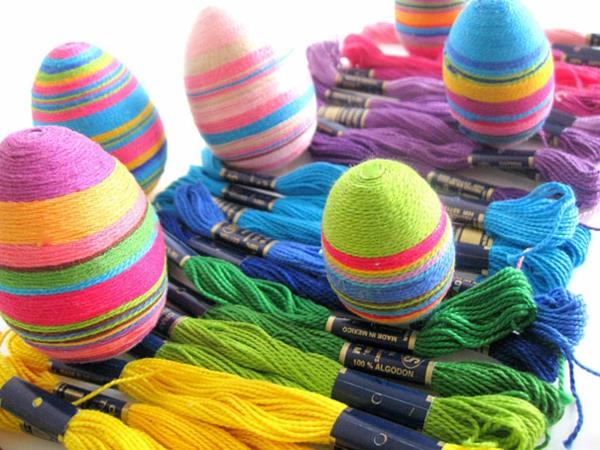 Τα αυγά του Πάσχα χρωματίζουν πολύχρωμα νήματα φρέσκα ιδιόμορφα