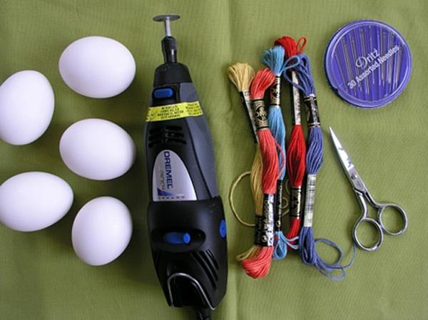 Βαφή πασχαλινά αυγά πολύχρωμο νήμα ψαλίδι ιδέα τεχνολογίας