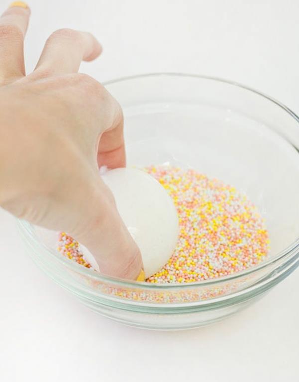 Βάψτε τα πασχαλινά αυγά και πασπαλίστε τα με πολύχρωμα ξυλάκια ζαχαροπλαστικής