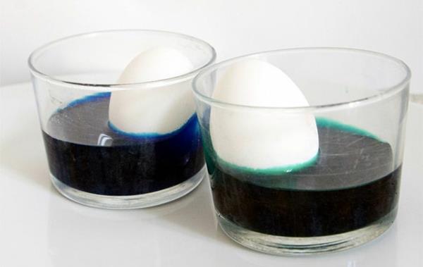 Πασχαλινή ζωγραφική αυγών πολύχρωμα χρώματα ζεστού νερού πολύχρωμα