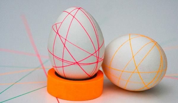 Χρωματίστε πασχαλινά αυγά πολύχρωμη κολλητική ταινία πολύχρωμες γεωμετρικές γραμμές