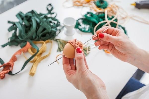 Τοποθετήστε τη βελόνα διακόσμησης του πασχαλινού αυγού