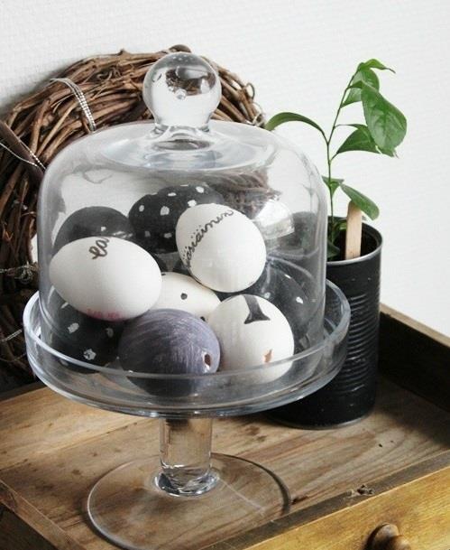 Πασχαλινά αυγά που εκτίθενται σε μαύρο και άσπρο