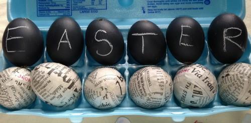Πασχαλινά αυγά με ασπρόμαυρα ζωγραφισμένα γράμματα