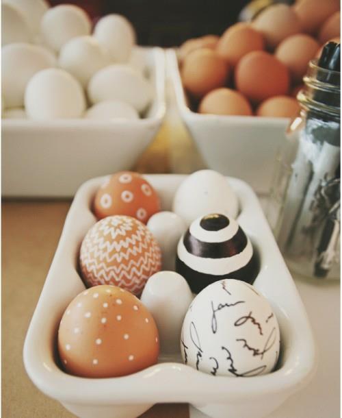 Πασχαλινά αυγά σε ασπρόμαυρη βαφή θήκη αυγών