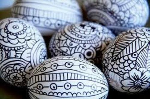 Το να ζωγραφίζεις πασχαλινά αυγά σε ασπρόμαυρο είναι περίεργο