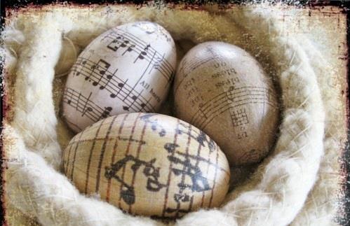 Πασχαλινά αυγά σε ασπρόμαυρη μουσική ζωγραφικής