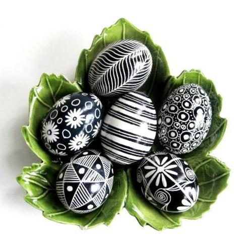 Πασχαλινά αυγά σε μαύρες και άσπρες λωρίδες χρώματος