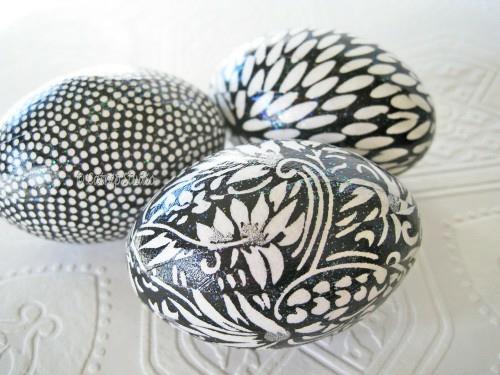 Πασχαλινά αυγά-σε-μαύρο-άσπρο-ζωγραφική-διαφορετικά