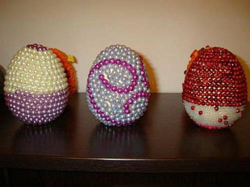 Πασχαλινές χάντρες αυγών στολισμένες για να φτιάξουν πρωτότυπες πασχαλινές διακοσμήσεις