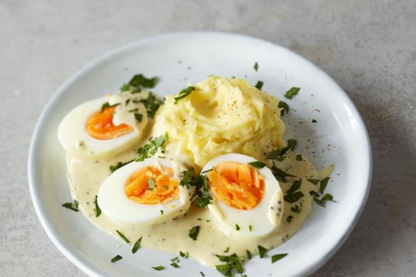 Τα πασχαλινά αυγά χρησιμοποιούν αυγά σε σάλτσα μουστάρδας με πουρέ πατάτας