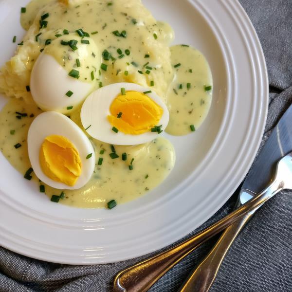 Πασχαλινά αυγά χρησιμοποιούν κάτι χορταστικό Ετοιμάστε αυγά σε σάλτσα μουστάρδας κλασική ιδέα συνταγής
