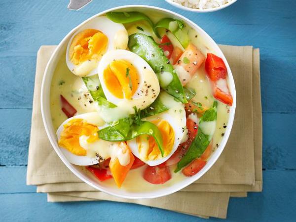 Τα πασχαλινά αυγά χρησιμοποιούν χορτοφαγικό αυγό ραγού με πιπεριές πράσινα αρακά λαχανικά στον ατμό
