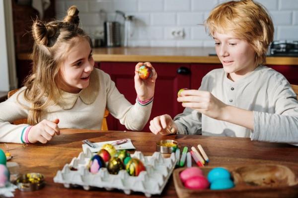 Πασχαλινό κυνήγι αυγών στο σπίτι και στον κήπο - αναζητώντας δημιουργικές ιδέες για παιδιά όλων των ηλικιών για να βάψουν πασχαλινά αυγά