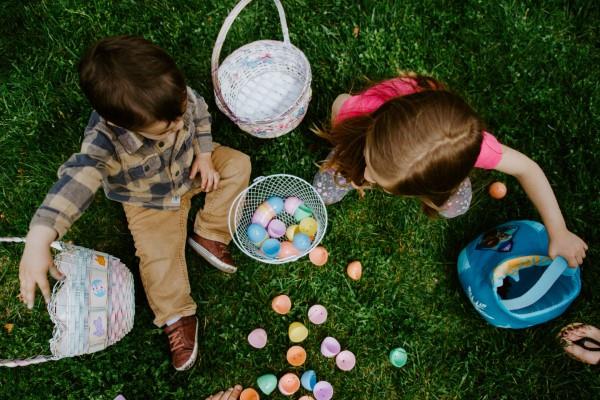 Κυνήγι αυγών Πάσχας στο σπίτι και στον κήπο - δημιουργικές ιδέες για μικρούς και μεγάλους Τα μικρά παιδιά αναζητούν πασχαλινά αυγά