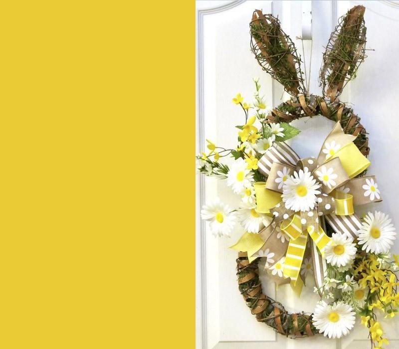 Λαγουδάκι του Πάσχα διακοσμημένο με άνοιξη λουλουδιών πόρτα εισόδου