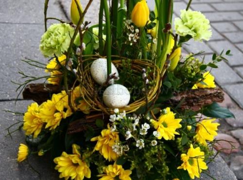 Πασχαλινά καλάθια μπαστούνι κίτρινα λουλούδια πασχαλινά αυγά